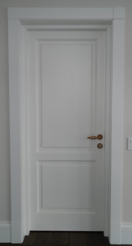 Межкомнатная дверь из массива сосны в СПб