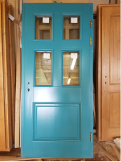Дверь из массива в частном доме в СПб