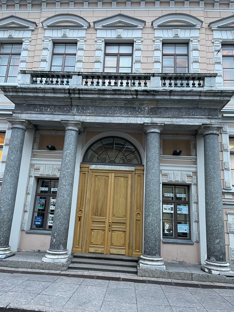 Исторические двери из массива дуба в музее Попова на Почтамовской улице