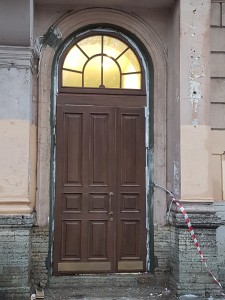 Двери с арочным окном 