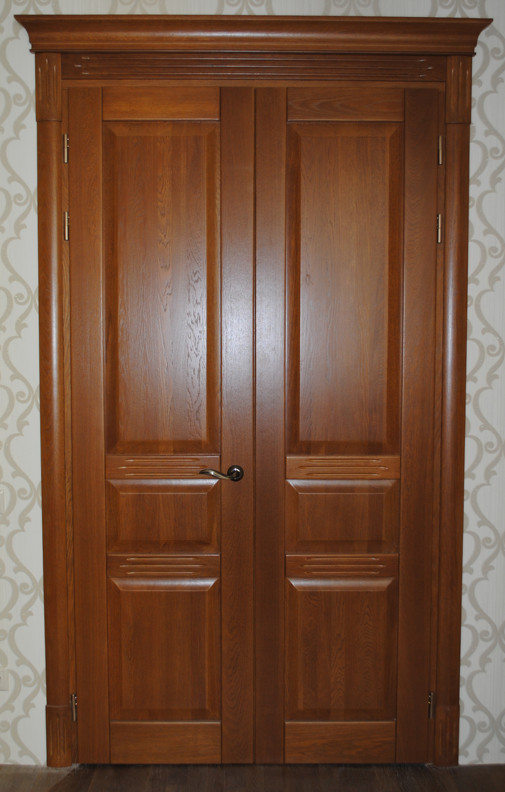 Дверь двухпольная из массива дуба с тремя филенками   