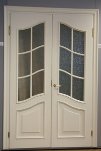 Дверь из массива сосны с фигурными филенками и стеклом        