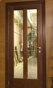 Двери межкомнатные деревянные со стеклом   