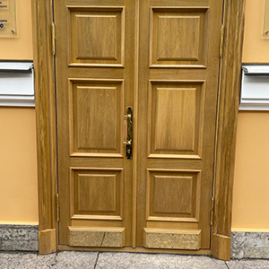 двери из массива в музее Попова