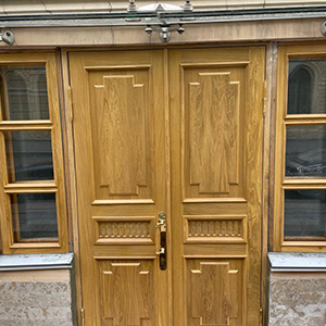 двери из массива дуба в музее Попова