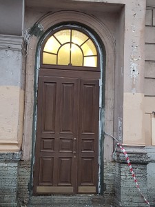 Арочная входная дверь из массива со стеклом