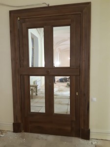 Дверь историческая из массива ореха с зеркалами