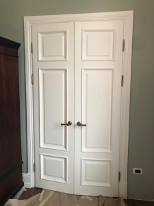 Двери из массива сосны в классическом стиле. Фурнитура латунная - патинированная, историческая. Частная квартира. СПБ, набережная реки Карповки