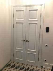 Двери из массива сосны в классическом стиле. Фурнитура латунная - патинированная, историческая. Частная квартира. СПБ, набережная реки Карповки